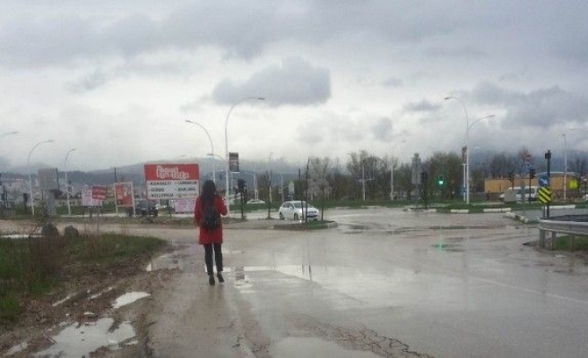 Bozuk Yol Ve Kaldırımlar Vatandaşı Çileden Çıkardı