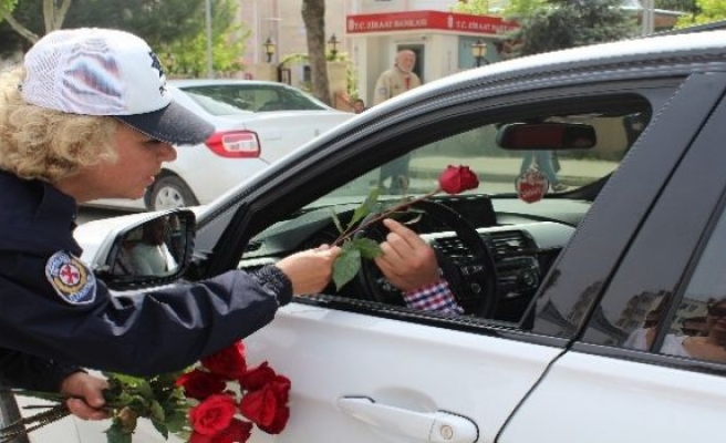 Bursa Polisi Gül Dağıttı!