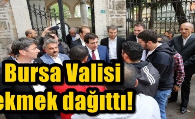 Bursa Valisi ekmek dağıttı!