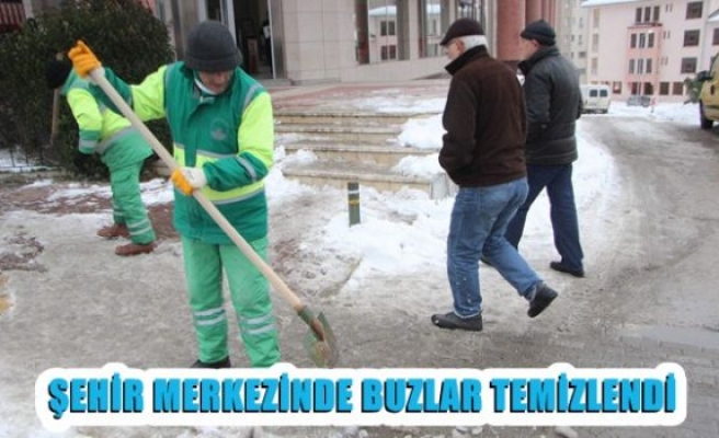 Bursa'da şehir merkezindeki buzlar temizlendi