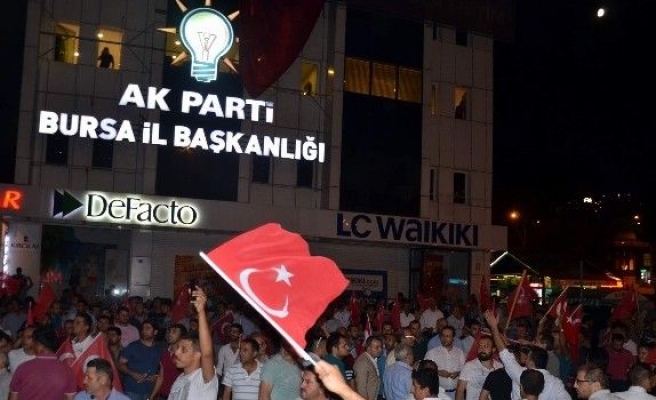 Bursa’da vatandaşlar Türk Bayrakları’yla Şehreküstü Meydanı’na indi