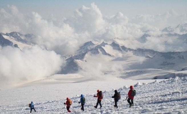 Bursalı Dağcılar Avrupa’nın Zirvesinde Türk Bayrağını Dalgalandırdı