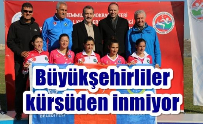 Büyükşehirliler kürsüden inmiyor