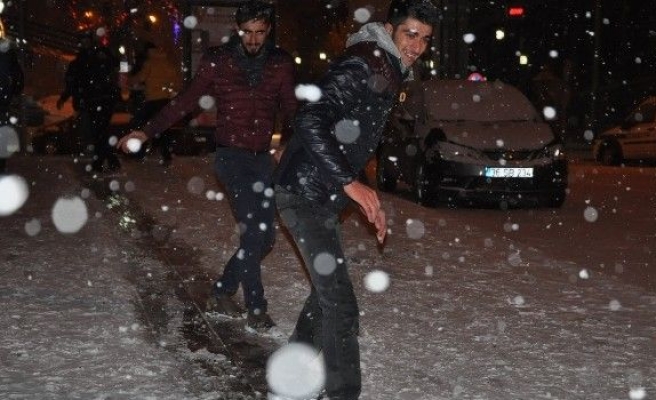 Buzlanan yollarda araçlar kaydı, gençler gönüllerince eğlendi