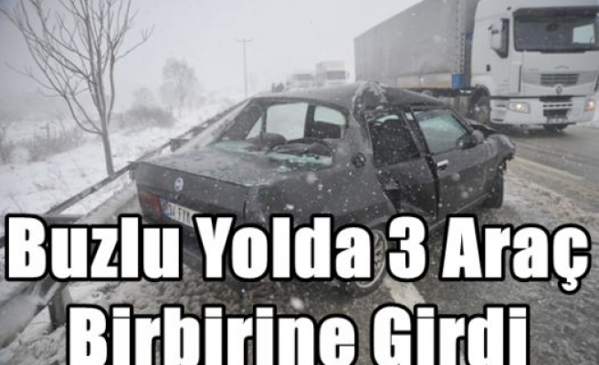 Buzlu Yolda 3 Araç Birbirine Girdi