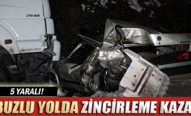 Buzlu yolda zincirleme kaza: 5 yaralı