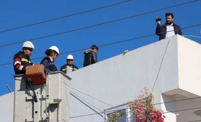 Çamaşır teli takarken elektrik akımına kapıldı