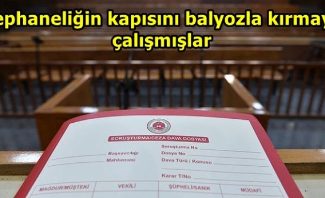 Cephaneliğin kapısını balyozla kırmaya çalışmışlar