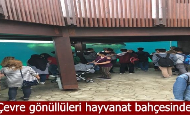 Çevre gönüllüleri hayvanat bahçesinde