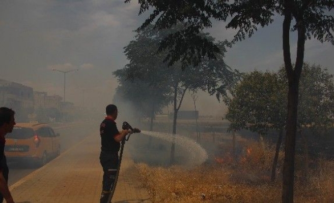 Cezaevi Yakınındaki Arazide Anız Yangını Korkuttu