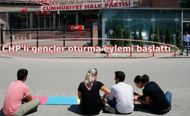 CHP'li gençler oturma eylemi başlattı