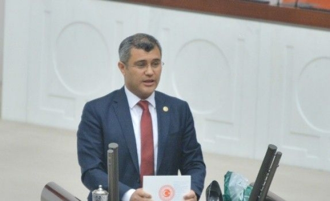 CHP’li Vekil Kürsüye Kadın Ayakkabısı Bıraktı