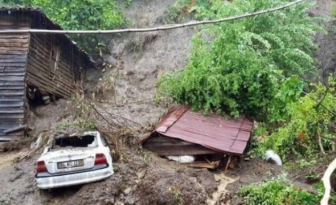 Cide’de sel nedeniyle çok sayıda bina çöktü