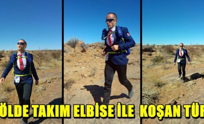 Çölde takım elbise ile koşan Türk