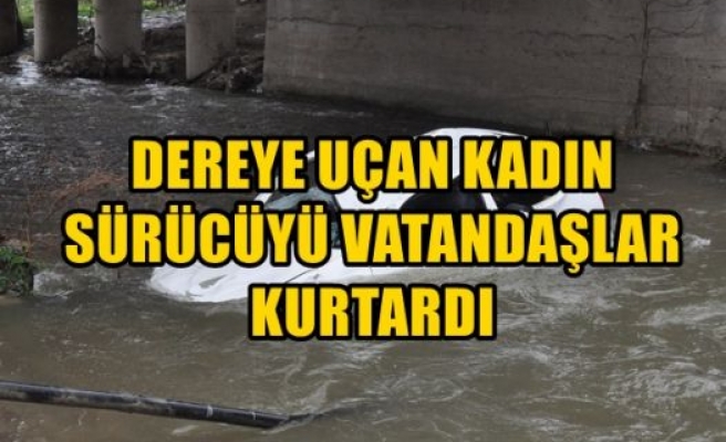 Dereye Uçan Kadın Sürücüyü Vatandaşlar Kurtardı