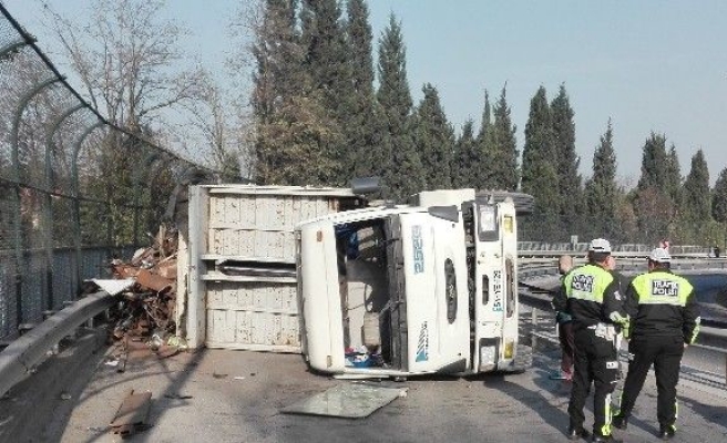 Devrilen kamyon TEM bağlantı yolunu trafiğe kapattı