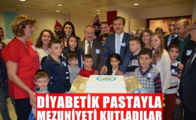 Diyabetik pastayla mezuniyeti kutladılar