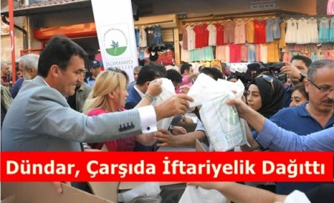 Dündar, Çarşıda İftariyelik Dağıttı