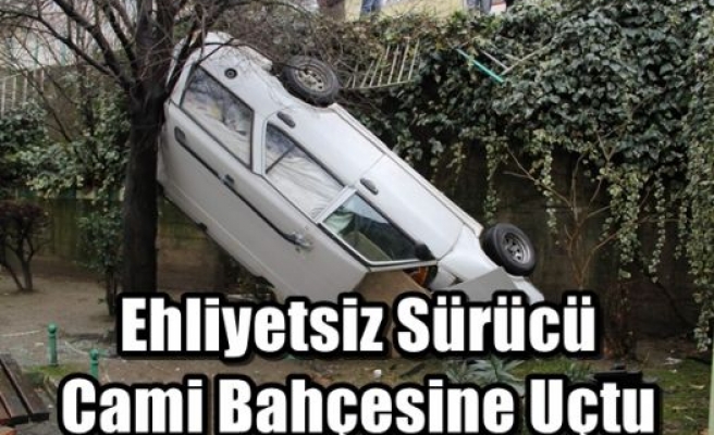 Ehliyetsiz Sürücü Cami Bahçesine Uçtu