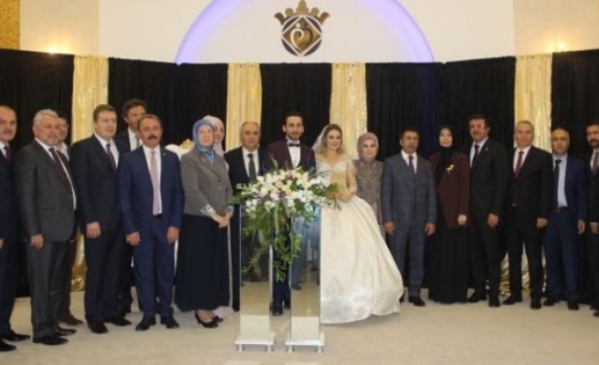 Ekonomi Bakanı Zeybekci nikah şahidi oldu