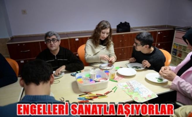 Engelleri sanatla aşıyorlar