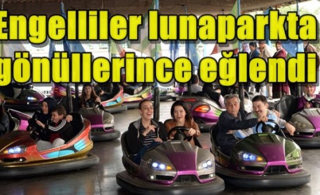 Engelliler lunaparkta gönüllerince eğlendi