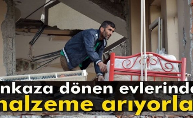 Enkaza dönen evlerinde malzeme arıyorlar