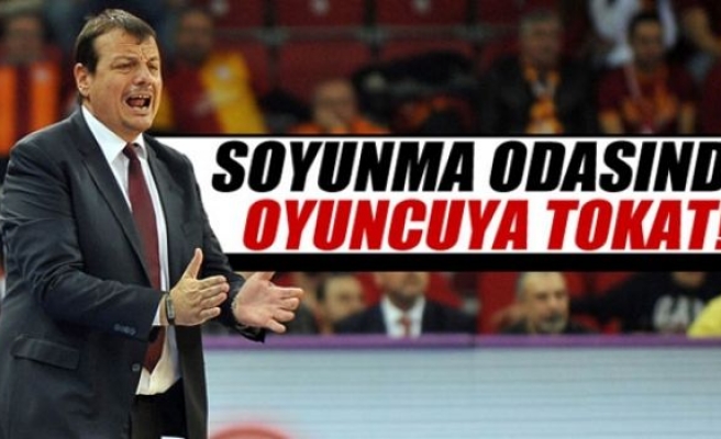 Ergin Ataman'dan soyunma odasında tokat!