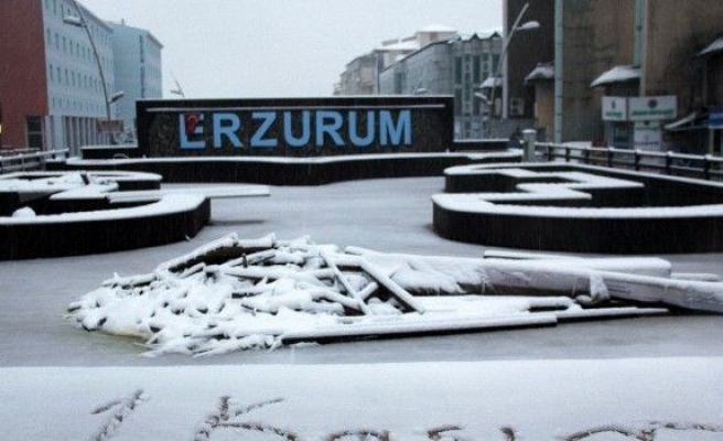 Erzurum’a güne karla uyandı