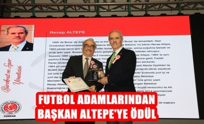 Futbol Adamlarından Başkan Altepe'ye Ödül