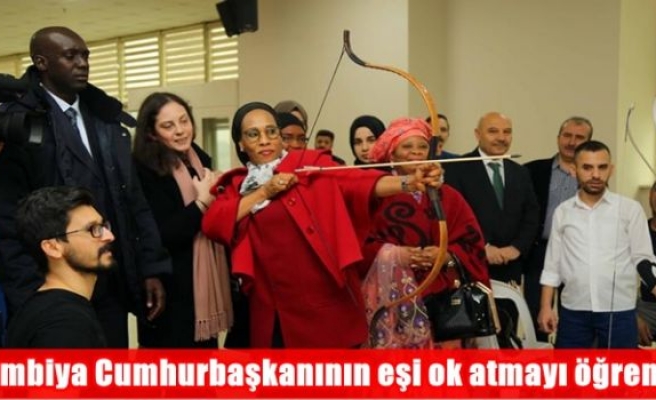 Gambiya Cumhurbaşkanının eşi ok atmayı öğrendi