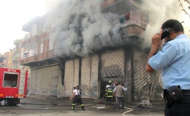 Gaziantep’te Giyim Deposu Kül Oldu