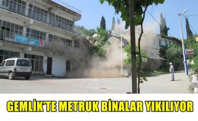 Gemlikte metruk binalar yıkılıyor