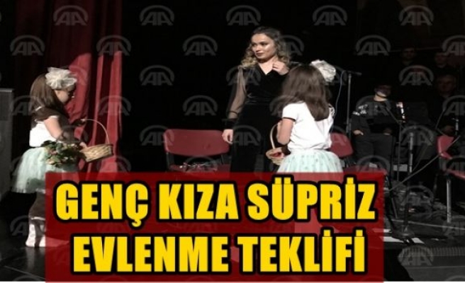 Genç kıza sürpriz evlenme teklifi