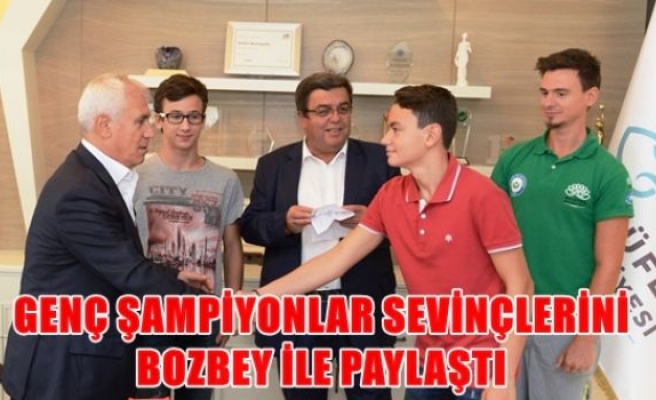 Genç şampiyonlar sevinçlerini Bozbey ile paylaştı