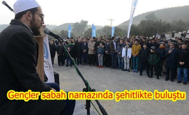 Gençler sabah namazında şehitlikte buluştu