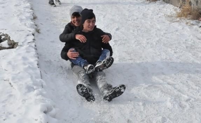 Gençlerin Kars Kalesi eteklerinde kızak keyfi