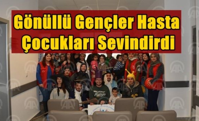 Gönüllü gençler hasta çocukları sevindirdi