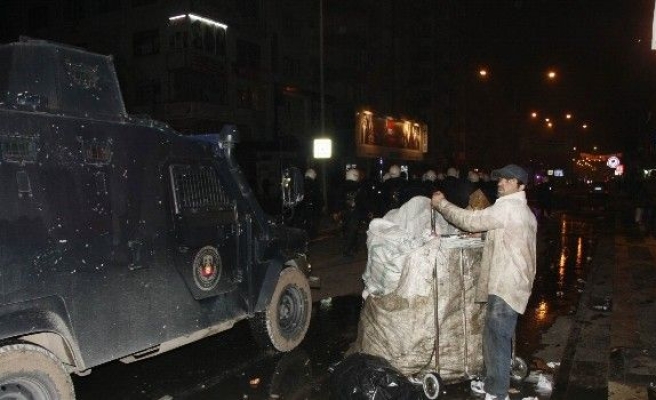 Gruplar Polise Saldırdı O Ekmeğinin Peşine Düştü