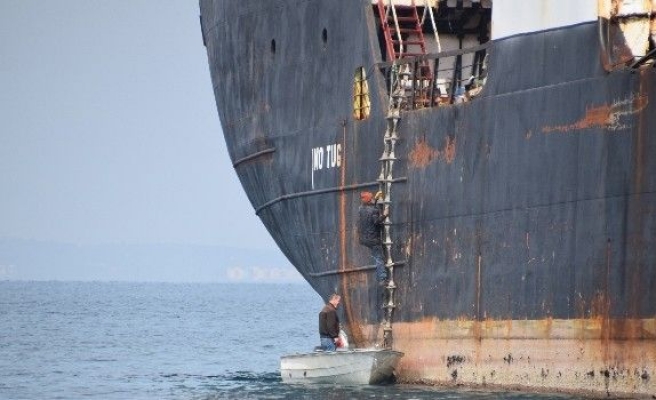 Hacizli Gemiden Malzeme Çalmak İsterken Yakalandılar