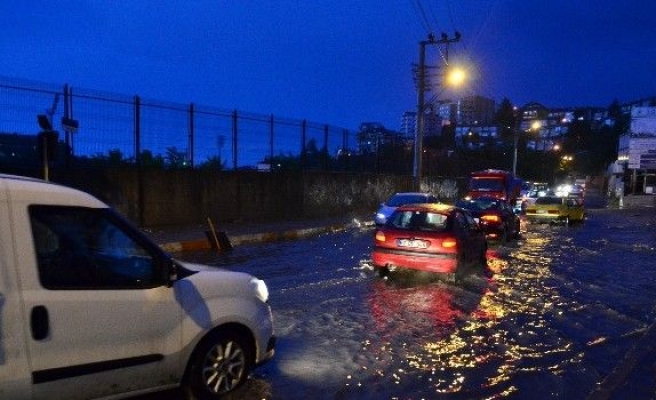 Hastane Yolunu Su Bastı