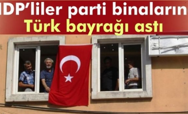 HDP’liler parti binalarına Türk bayrağı astı