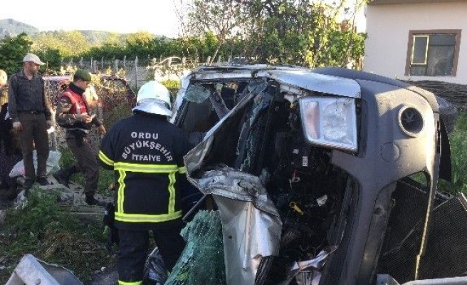 Hurdaya Dönen Araçtan Yaralı Kurtuldular