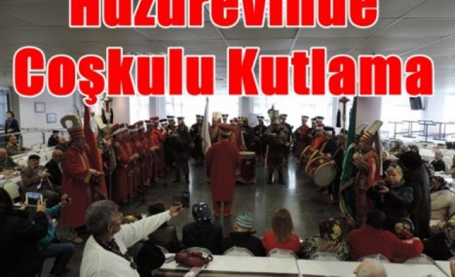 Huzurevinde Coşkulu Kutlama