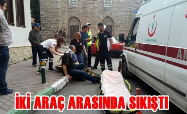 İki Araç Arasında Sıkıştı