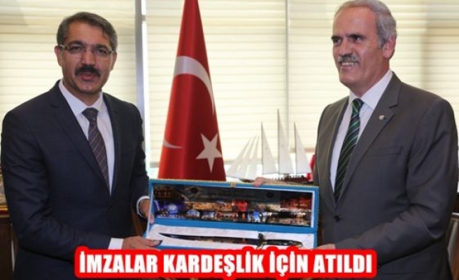 İmzalar Kardeşlil İçin Atııldı