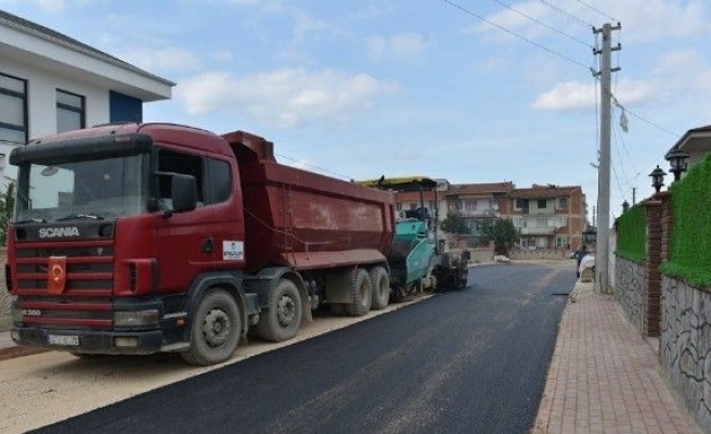 İnegöl’de kış öncesi sokaklar asfaltlanıyor