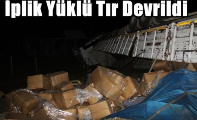 İplik Yüklü Tır Devrildi