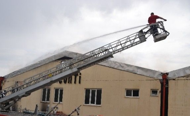 Isparta’da Boya Fabrikası Yandı