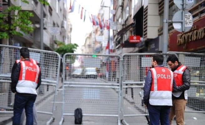 İstanbul Polisine Kırmızı Yelek